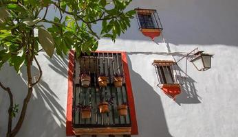 méxico, ruas de paralelepípedos taxco cênicas no centro histórico da cidade, perto da igreja de santa prisca foto