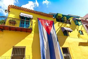 pitorescas e coloridas ruas de havana no centro histórico da cidade de havana vieja perto de paseo el prado e capitolio foto