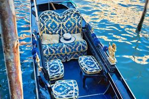 gôndola de luxo esperando por turistas perto da famosa ponte rialto em veneza foto