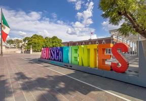 letras coloridas da praça central de aguascalientes plaza de la patria em frente à catedral de aguascalientes foto