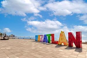 grandes letras mazatlan na entrada da zona dourada zona dorada, uma famosa praia turística e zona de resort no méxico foto