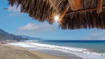 praia e cais de playa de los muertos perto do famoso puerto vallarta malecon, a maior praia pública da cidade foto