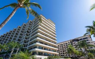 condomínios e apartamentos de luxo na praia de los muertos e cais perto do famoso puerto vallarta malecon, a maior praia pública da cidade foto