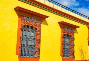 cidade de oaxaca, ruas pitorescas da cidade velha e edifícios coloniais coloridos no centro histórico da cidade foto