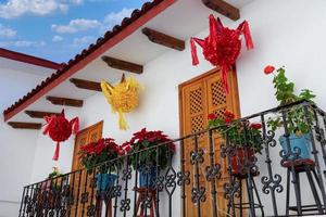 méxico, arquitetura colonial cênica taxco e ruas estreitas de paralelepípedos no centro histórico da cidade, perto da igreja de santa prisca foto