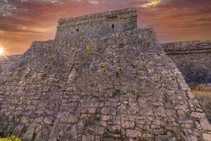 pirâmide el castillo, o castelo, na zona arqueológica de tulum com pirâmides maias e ruínas localizadas na costa cênica do oceano da província de quintana roo foto