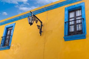 zacatecas, méxico, ruas coloridas da cidade velha no centro histórico perto da catedral central foto