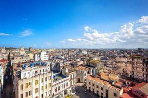 vista panorâmica de uma velha havana e ruas coloridas de havana velhas no centro histórico da cidade havana vieja foto