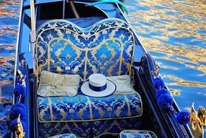 gôndola de luxo esperando turistas perto da ponte rialto em veneza foto