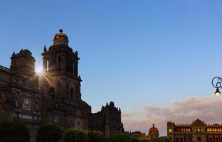 cidade do méxico, praça central de zocalo e marco da catedral metropolitana da assunção da bem-aventurada virgem maria ao pôr do sol foto