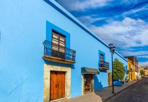 oaxaca, méxico, ruas pitorescas da cidade velha e edifícios coloniais coloridos no centro histórico da cidade foto