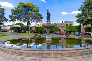 fonte de las tarascas no centro histórico da cidade de morelia, uma das principais atrações turísticas da cidade localizada perto do aqueduto e da catedral de morelia foto