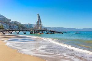 praia e cais de playa de los muertos perto do famoso puerto vallarta malecon, a maior praia pública da cidade foto