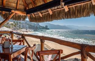 restaurantes e cafés com vista para o mar na praia de los muertos e cais perto da famosa puerto vallarta malecon, a maior praia pública da cidade foto