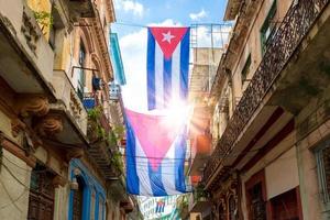 pitorescas e coloridas ruas de havana no centro histórico da cidade de havana vieja perto de paseo el prado e capitolio foto