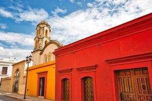 oaxaca, ruas pitorescas da cidade velha e edifícios coloniais coloridos no centro histórico da cidade foto