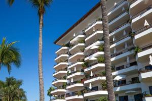 condomínios e apartamentos de luxo na praia de los muertos e cais perto da famosa puerto vallarta malecon, a maior praia pública da cidade foto