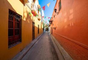 colômbia, ruas coloridas e cênicas de cartagena, no distrito histórico de getsemani, perto da cidade murada, ciudad amurallada, patrimônio mundial da unesco foto