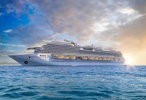 méxico, cabo san lucas, los cabos, navio de cruzeiro de férias ancorado perto da praia el medano e destino turístico de referência paisagística do arco de cabo san lucas, el arco foto