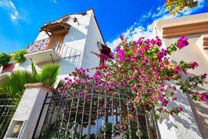 méxico, mazatlan, ruas coloridas da cidade velha no centro histórico da cidade foto