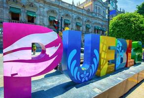 ruas coloridas de puebla e arquitetura colonial no centro histórico da cidade de zocalo foto