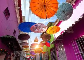 colômbia, ruas coloridas cênicas de cartagena no distrito histórico de getsemani perto da cidade murada, ciudad amurallada foto