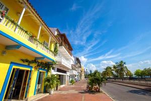 colômbia, ruas coloridas e cênicas de cartagena, no distrito histórico de getsemani, perto da cidade murada, ciudad amurallada, patrimônio mundial da unesco foto