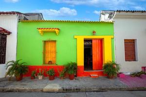 colômbia, ruas coloridas cênicas de cartagena no distrito histórico de getsemani perto da cidade murada, ciudad amurallada foto