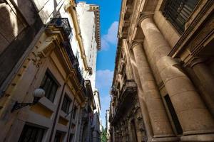 pitorescas e coloridas ruas de havana no centro histórico da cidade de havana vieja perto de paseo el prado e capitolio foto