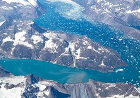 vista aérea de geleiras e icebergs da Groenlândia foto