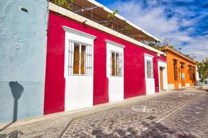 oaxaca, ruas pitorescas da cidade velha e edifícios coloniais coloridos no centro histórico da cidade foto