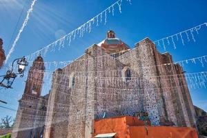 entrada do templo de san francisco no centro histórico da cidade de san miguel de allende foto