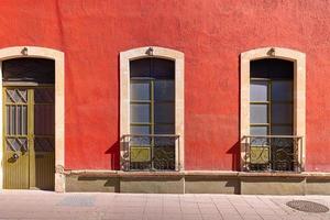 leon ruas coloridas e casas coloniais no centro histórico da cidade de leões, uma das principais atrações turísticas da cidade foto