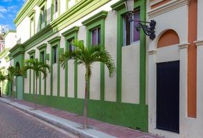 méxico, mazatlan, ruas coloridas da cidade velha no centro histórico da cidade foto