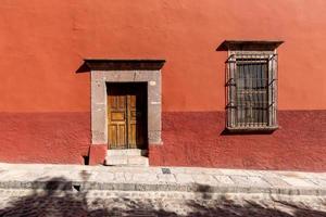 méxico, edifícios coloridos e ruas de san miguel de allende no centro histórico da cidade foto