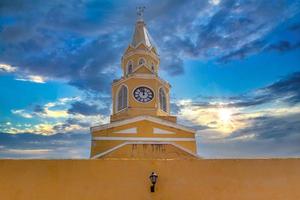 famosa cidade murada colonial de cartagena, cuidad amurrallada, e seus edifícios coloridos no centro histórico da cidade, declarado patrimônio mundial da unesco foto