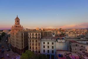 vista panorâmica de uma velha havana e ruas coloridas de havana velhas no centro histórico da cidade havana vieja perto de paseo el prado e capitolio foto