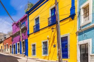 guanajuato, méxico, ruas coloridas cênicas no centro histórico da cidade foto