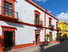 méxico, mazatlan, ruas coloridas da cidade velha no centro histórico da cidade foto
