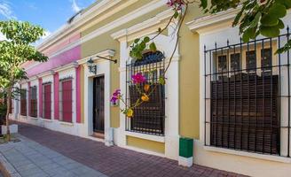 méxico, mazatlan, ruas coloridas da cidade velha no centro histórico da cidade foto