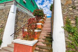 méxico, mazatlan, ruas coloridas da cidade velha no centro histórico da cidade foto