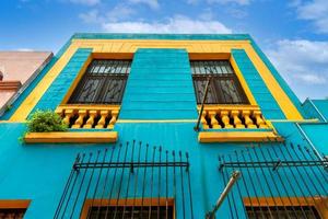 méxico, monterrey, edifícios históricos coloridos no centro da cidade velha, barrio antiguo, uma famosa atração turística foto