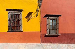 méxico, edifícios coloridos e ruas de san miguel de allende no centro histórico da cidade foto