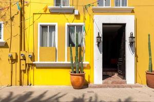 ruas coloniais cênicas e arquitetura de san jose del cabo no centro histórico da cidade, centro de cultura e inúmeras galerias de arte foto