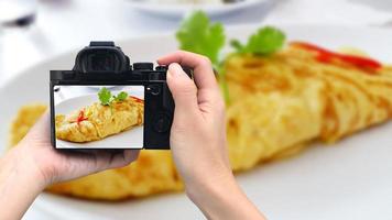 closeup de um prato com uma típica tortilha de patatas, omelete espanhola, sobre uma mesa posta foto