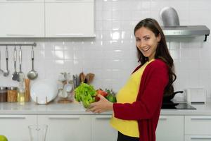 uma mulher grávida na cozinha foto