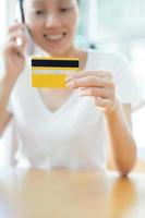 closeup no cartão de crédito na mão do celular falando feminino