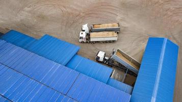 caminhões com batatas na vista superior da fábrica de processamento de batata foto