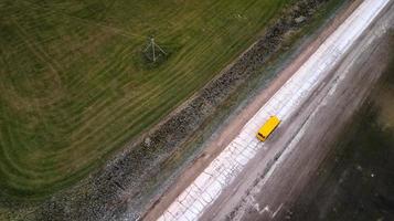 passeios de ônibus amarelo na vista de cima da estrada foto