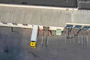 tiro aéreo da doca de carregamento do armazém industrial onde muitos caminhões foto